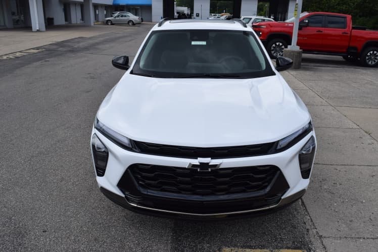 2025 Summit White Chevrolet Trax ACTIV FWD SUV