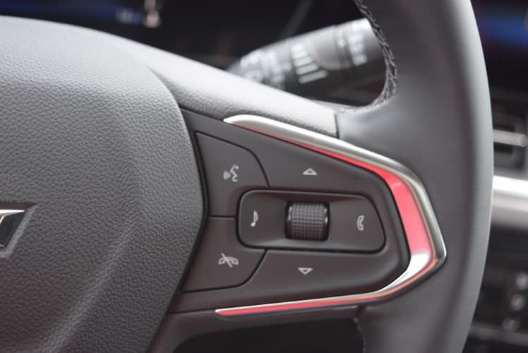 2025 Summit White Chevrolet Trax ACTIV FWD SUV