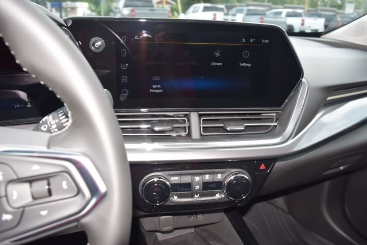 2025 Summit White Chevrolet Trax ACTIV FWD SUV