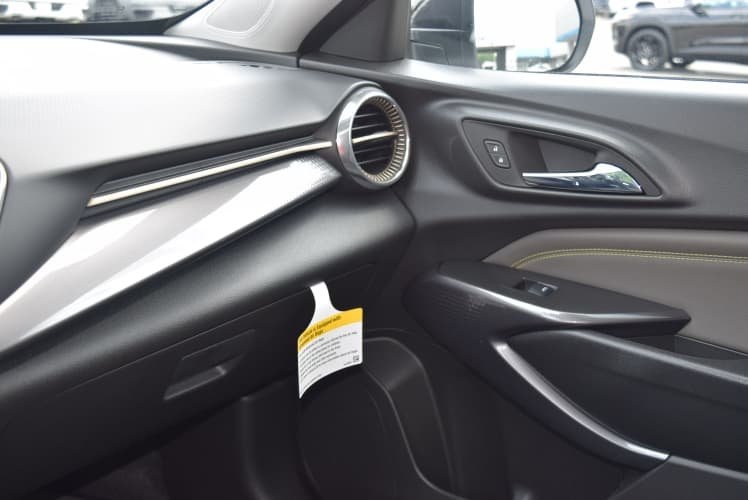 2025 Summit White Chevrolet Trax ACTIV FWD SUV