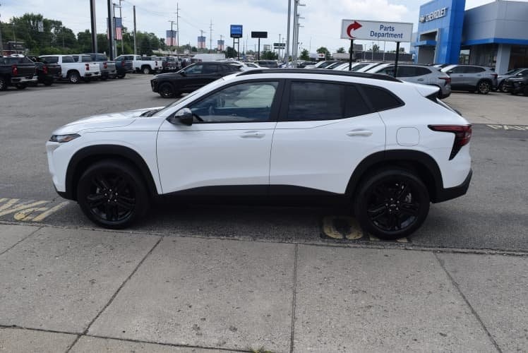 2025 Summit White Chevrolet Trax ACTIV FWD SUV