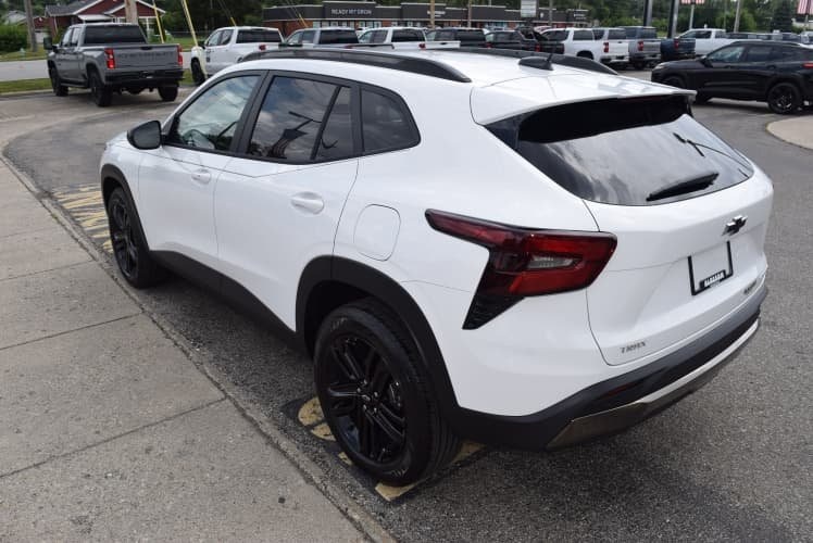 2025 Summit White Chevrolet Trax ACTIV FWD SUV