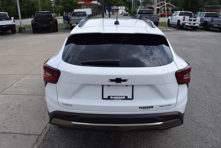 2025 Summit White Chevrolet Trax ACTIV FWD SUV