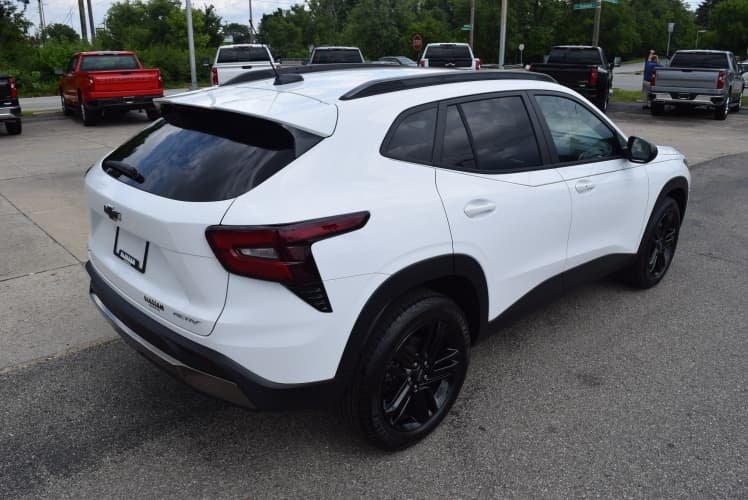 2025 Summit White Chevrolet Trax ACTIV FWD SUV