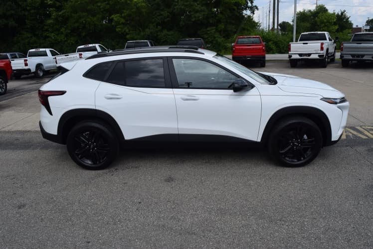 2025 Summit White Chevrolet Trax ACTIV FWD SUV