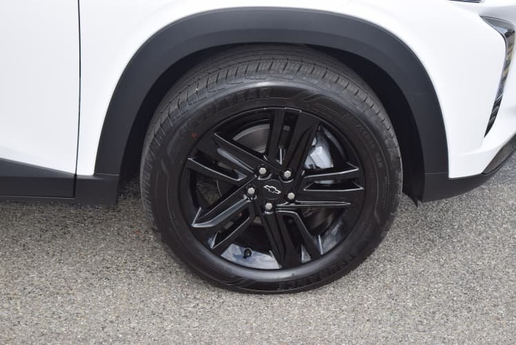 2025 Summit White Chevrolet Trax ACTIV FWD SUV