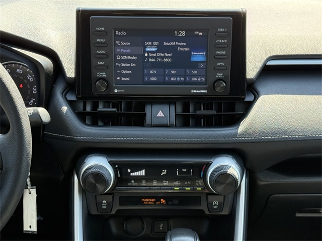 2022 Toyota RAV4 LE photo 11