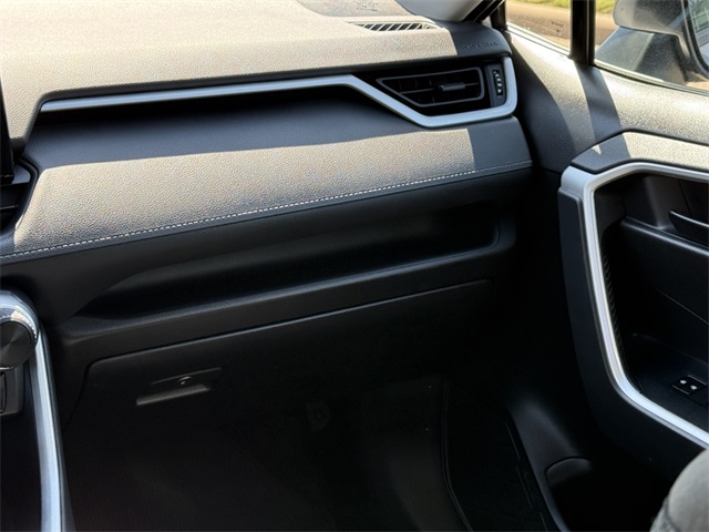 2022 Toyota RAV4 LE photo 13