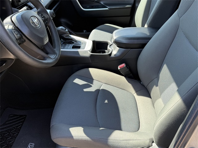 2022 Toyota RAV4 LE photo 16