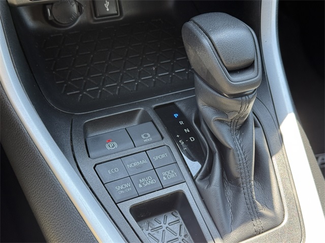 2022 Toyota RAV4 LE photo 25