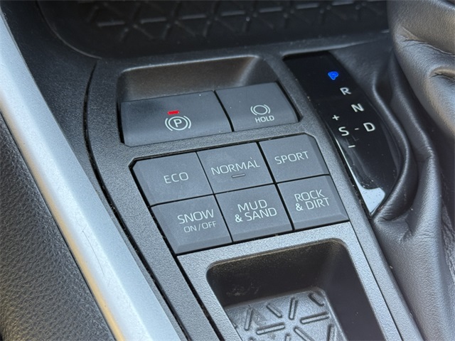 2022 Toyota RAV4 LE photo 26