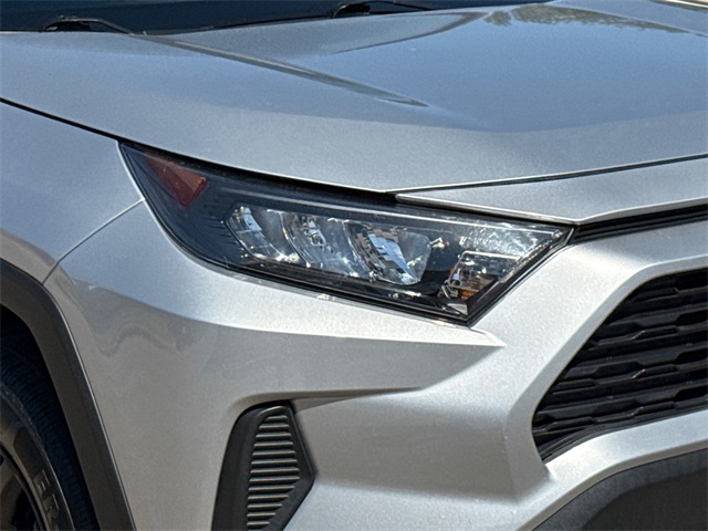 2022 Toyota RAV4 LE photo 2