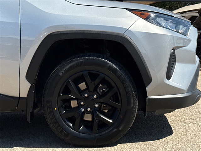 2022 Toyota RAV4 LE photo 3