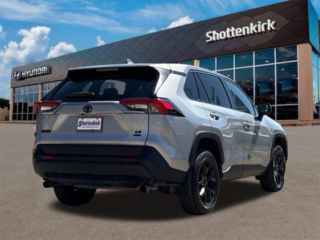 2022 Toyota RAV4 LE photo 4