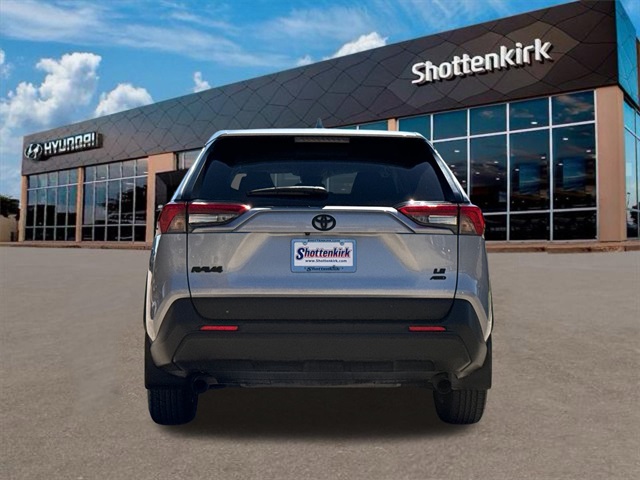 2022 Toyota RAV4 LE photo 5