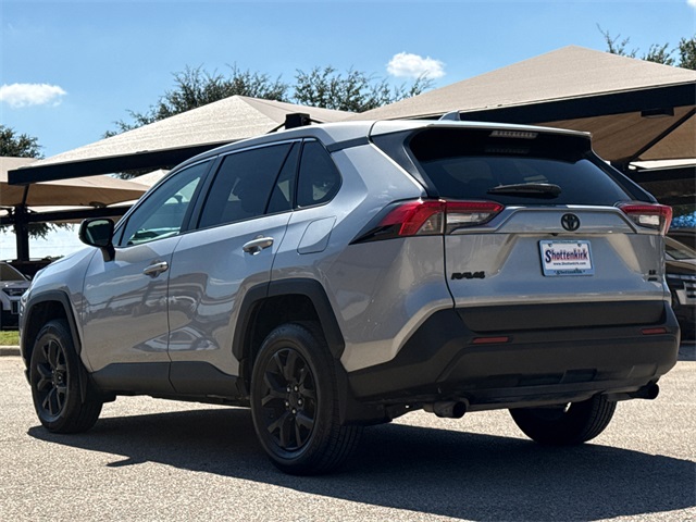 2022 Toyota RAV4 LE photo 6