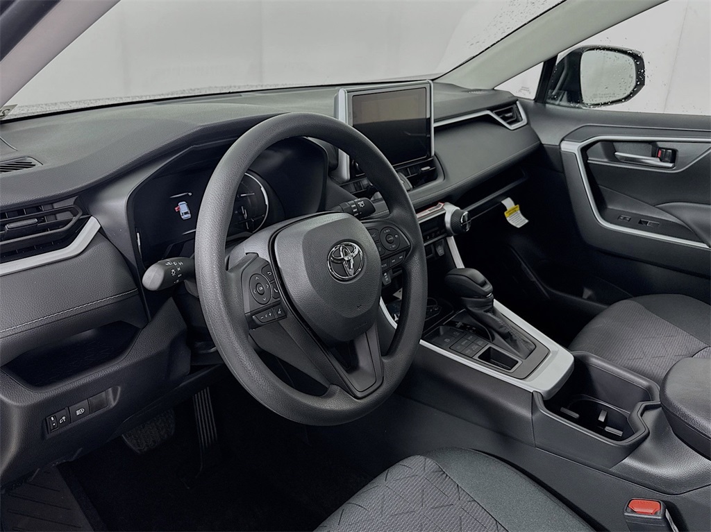 2025 Toyota RAV4 XLE photo 4