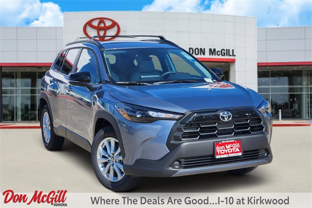 2026 Toyota Corolla Cross LE's photo