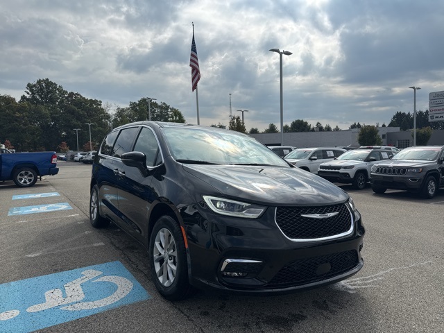 2026 Chrysler Pacifica photo 4