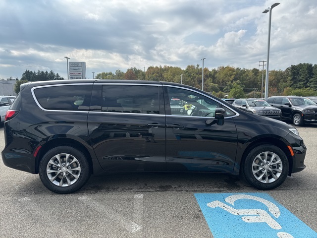 2026 Chrysler Pacifica photo 5