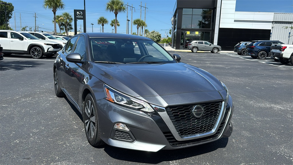 2022 Gun Metallic Nissan Altima 2.5 SV Sedan