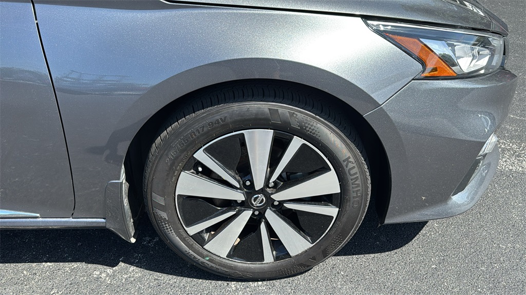 2022 Gun Metallic Nissan Altima 2.5 SV FWD Sedan