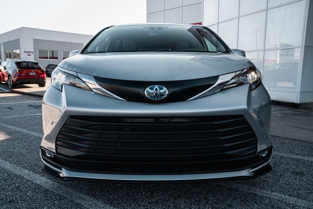 2025 Toyota Sienna XLE photo 2