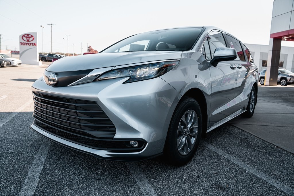 2025 Toyota Sienna XLE photo 3