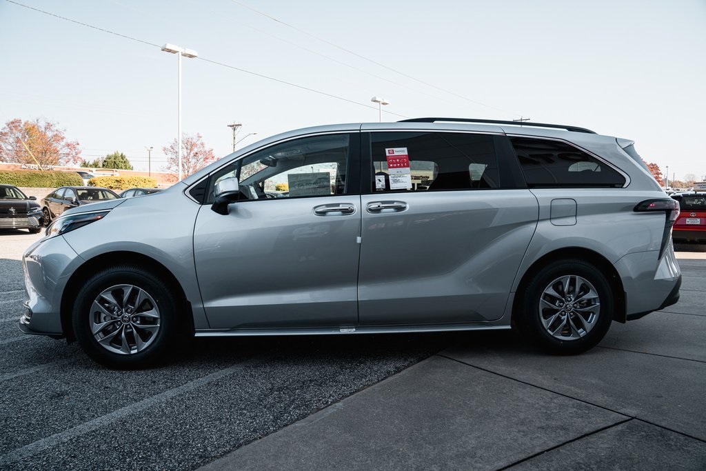 2025 Toyota Sienna XLE photo 4