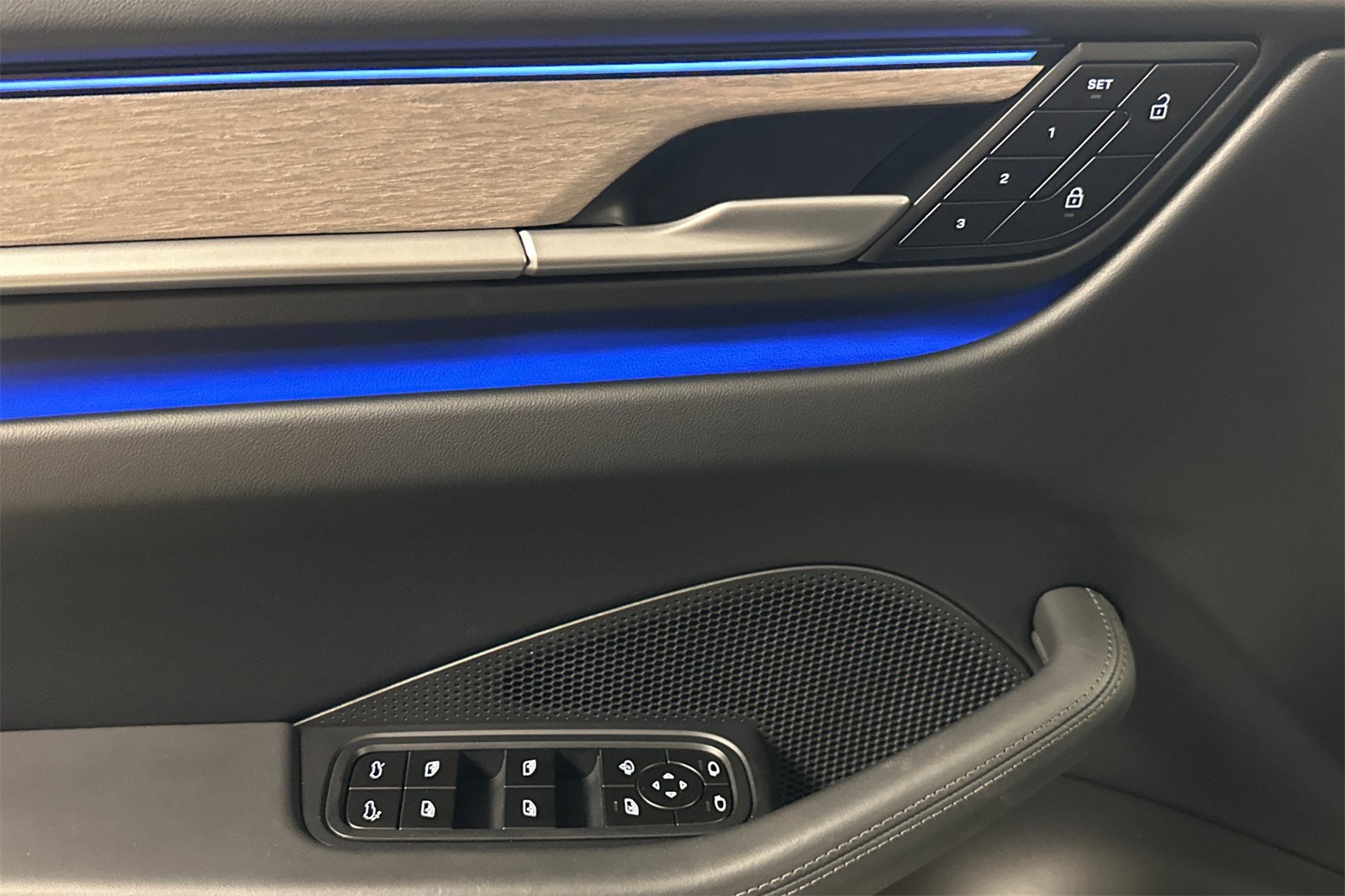 2025 Porsche Macan 4 Electric photo 13