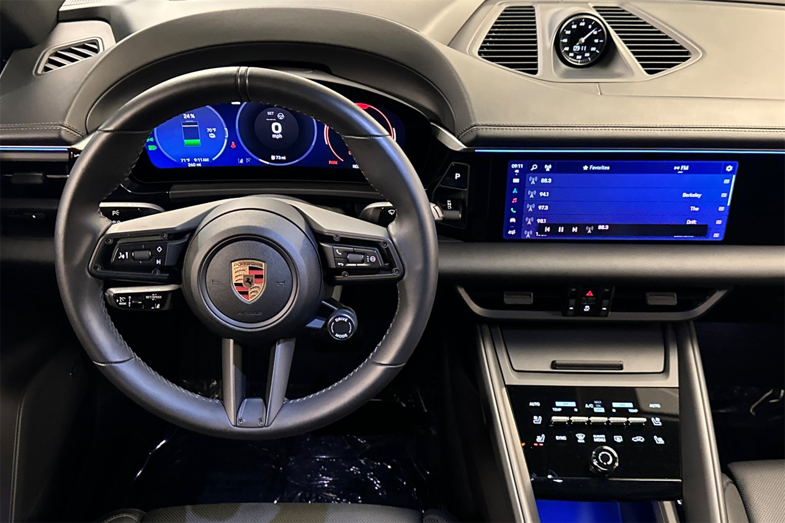 2025 Porsche Macan 4 Electric photo 15