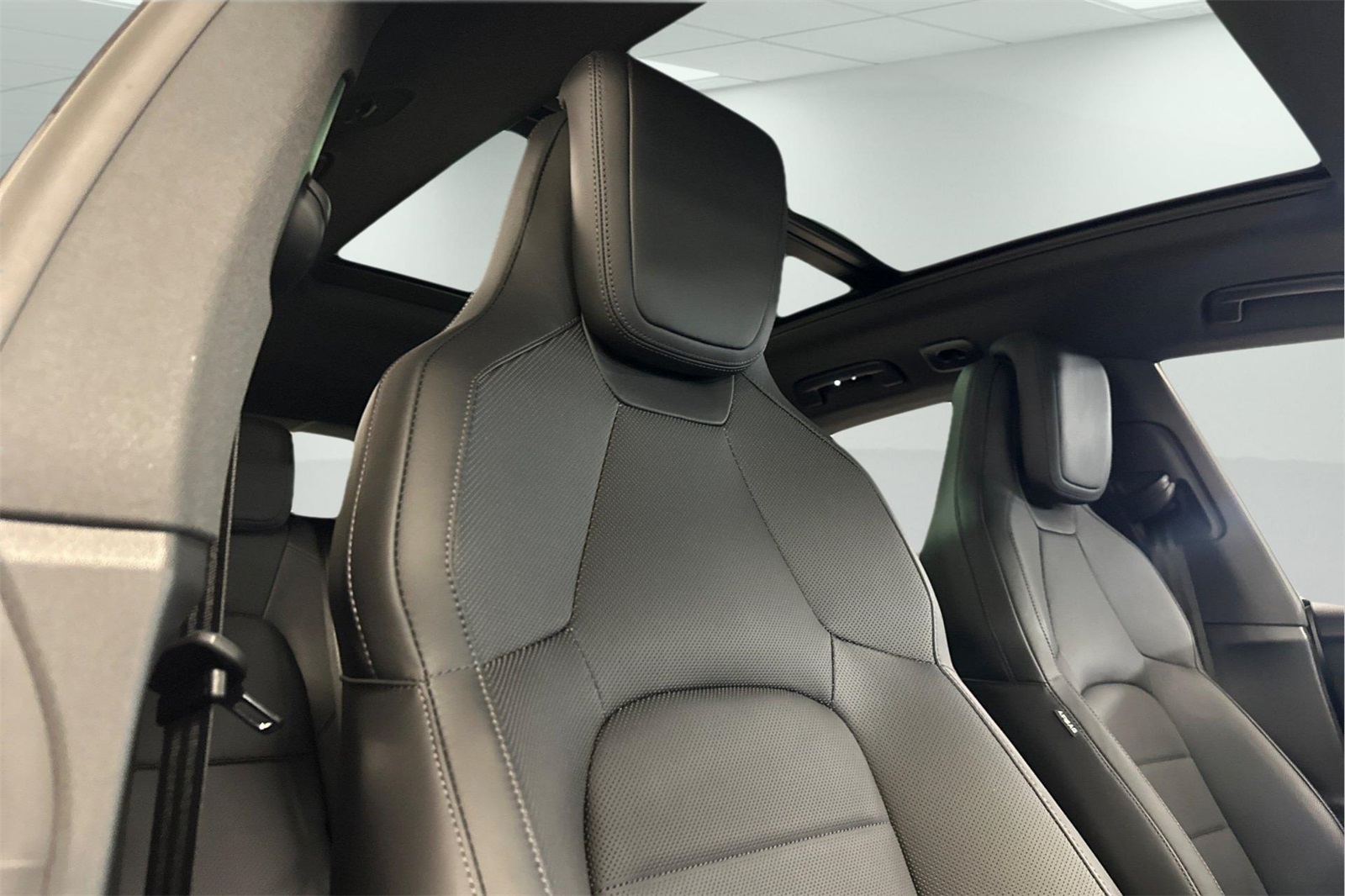2025 Porsche Macan 4 Electric photo 17