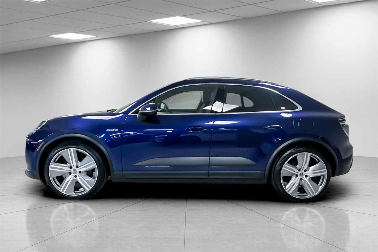 2025 Porsche Macan 4 Electric photo 2