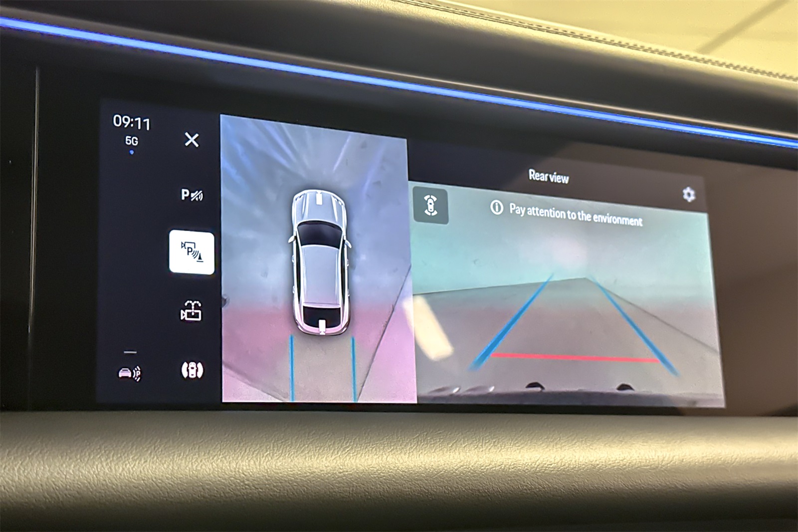 2025 Porsche Macan 4 Electric photo 19
