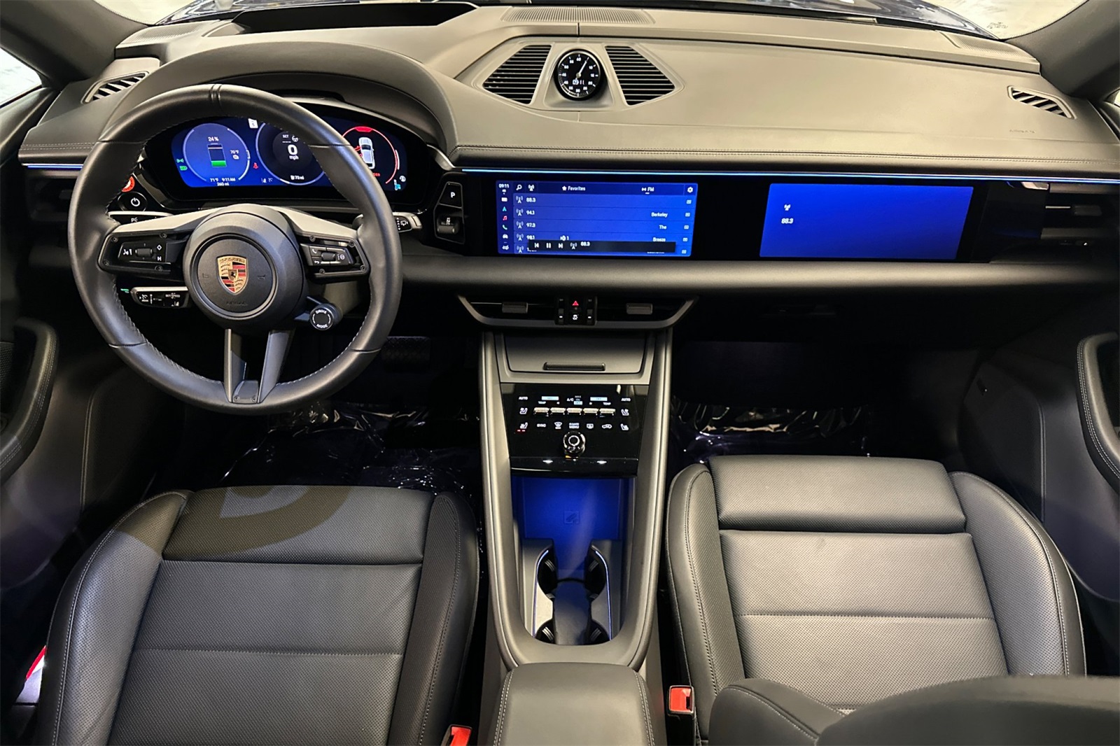 2025 Porsche Macan 4 Electric photo 6