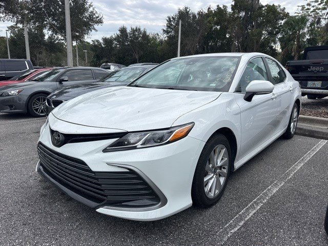2024 Toyota Camry LE's photo