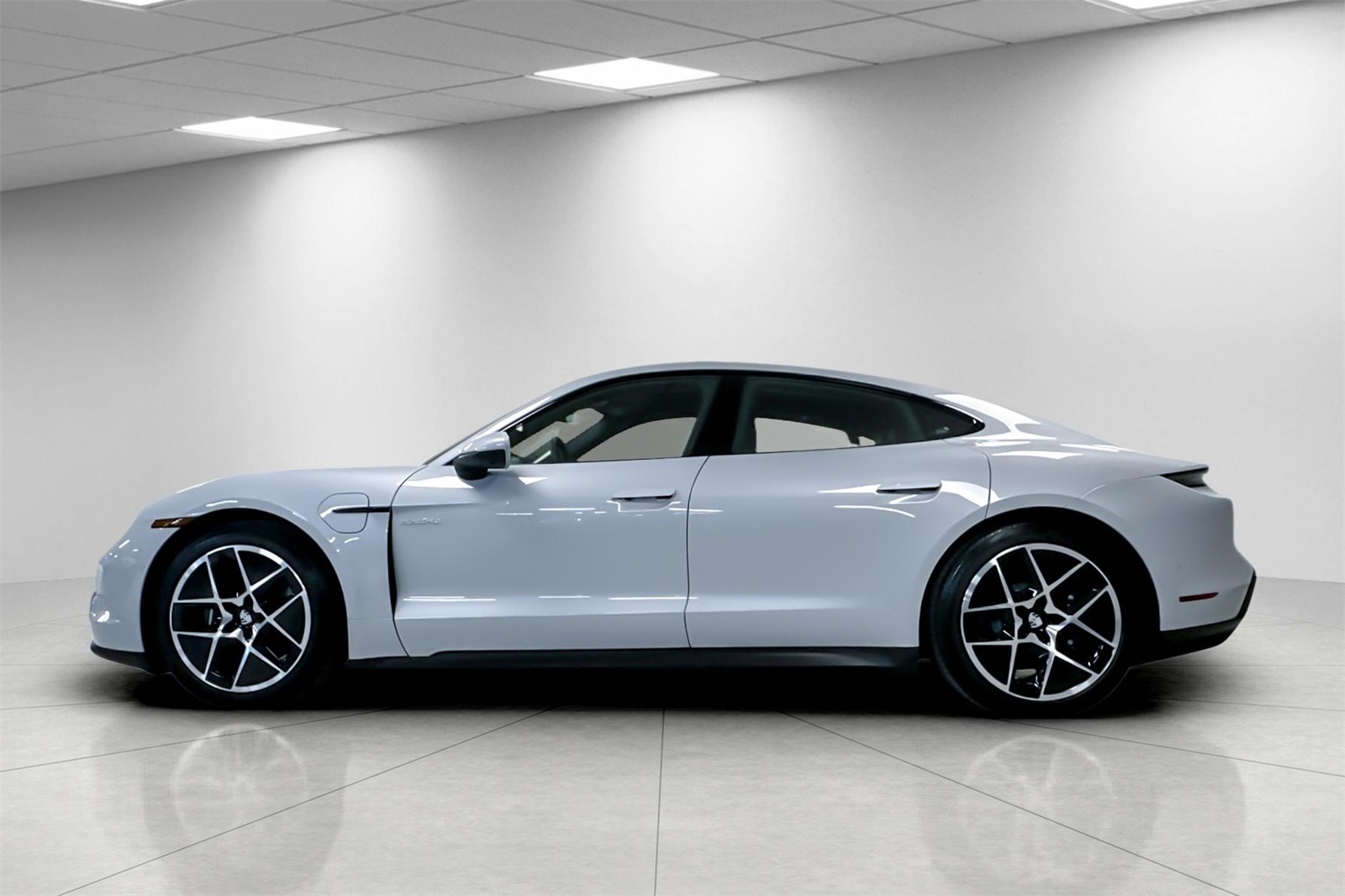 2025 Porsche Taycan photo 2