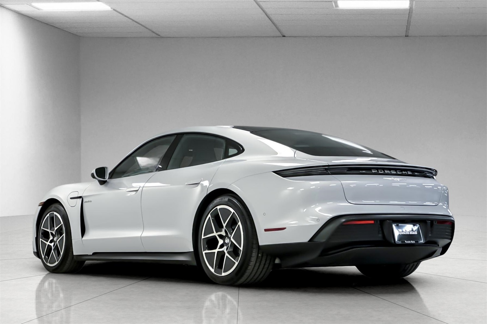 2025 Porsche Taycan photo 3