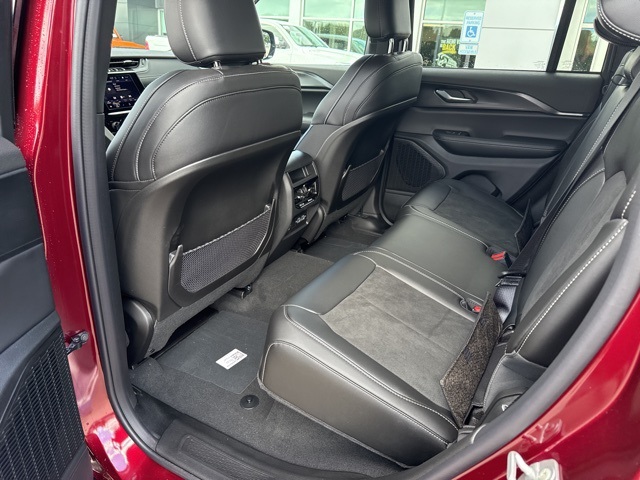 2025 Jeep Grand Cherokee Altitude photo 9