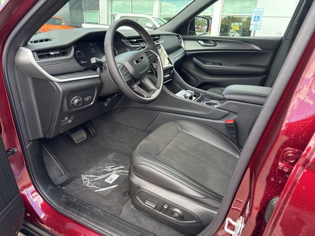 2025 Jeep Grand Cherokee Altitude photo 11