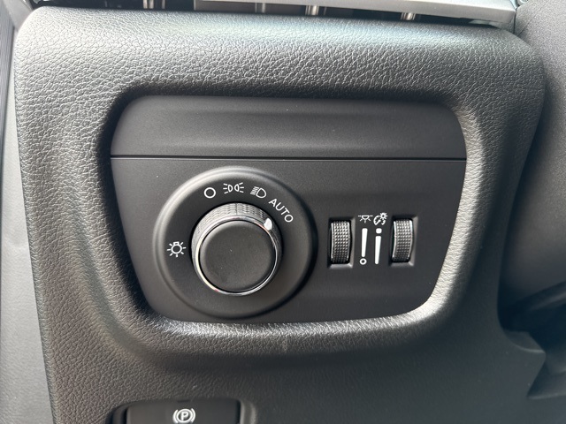 2025 Jeep Grand Cherokee Altitude photo 13