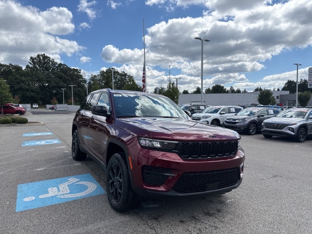 2025 Jeep Grand Cherokee Altitude photo 3