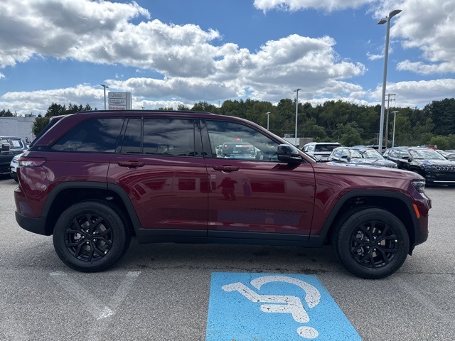 2025 Jeep Grand Cherokee Altitude photo 4