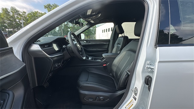new 2025 Jeep Grand Cherokee car, priced at $44,494