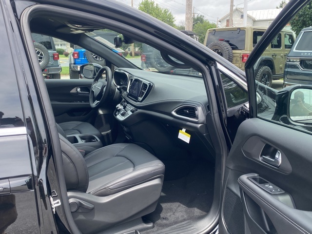 new 2025 Chrysler Pacifica car, priced at $40,856