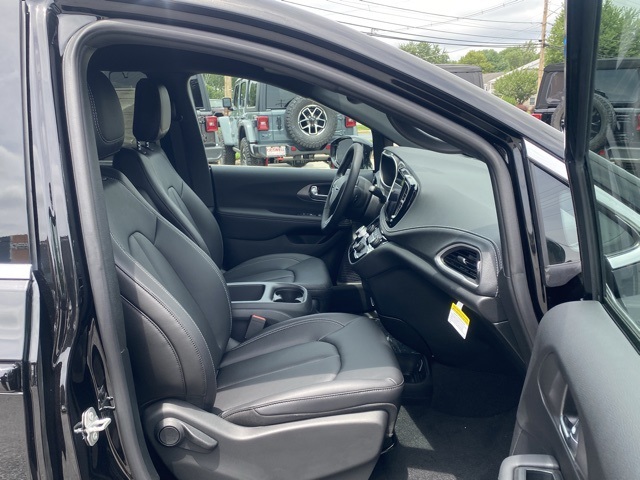 new 2025 Chrysler Pacifica car, priced at $40,856
