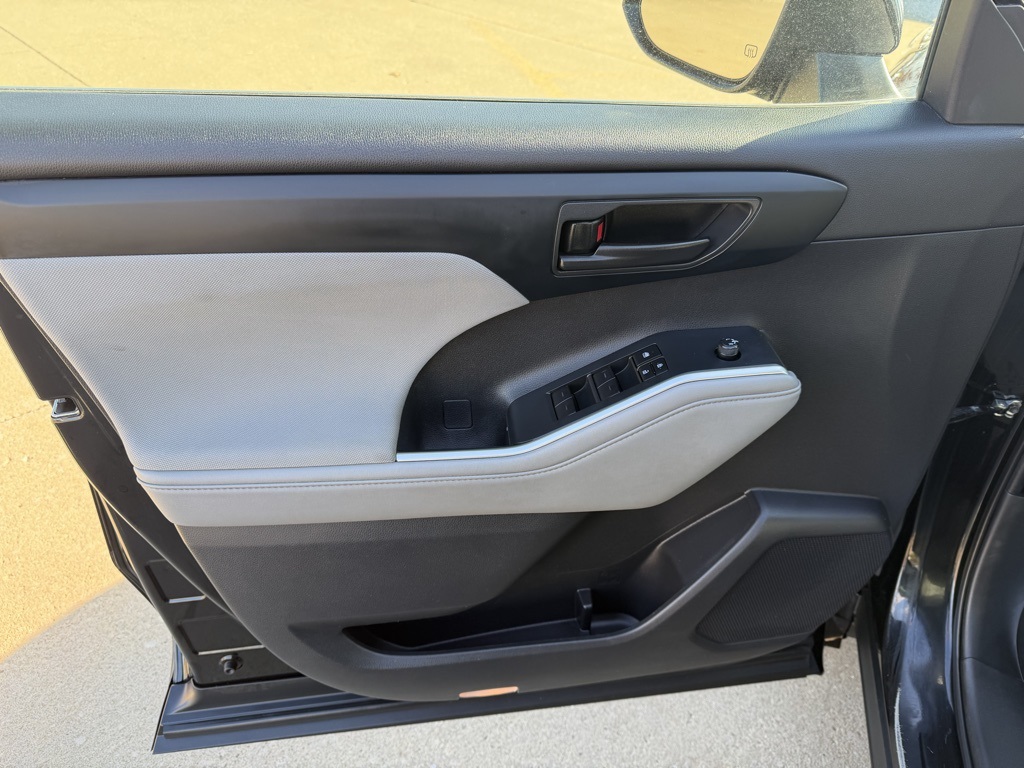 used 2022 Toyota Highlander car, priced at $31,903