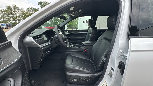 new 2025 Jeep Grand Cherokee car, priced at $48,172