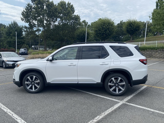 new 2025 Honda Pilot car, priced at $52,235