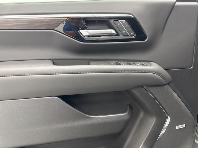 new 2025 Chevrolet Suburban car, priced at $75,325